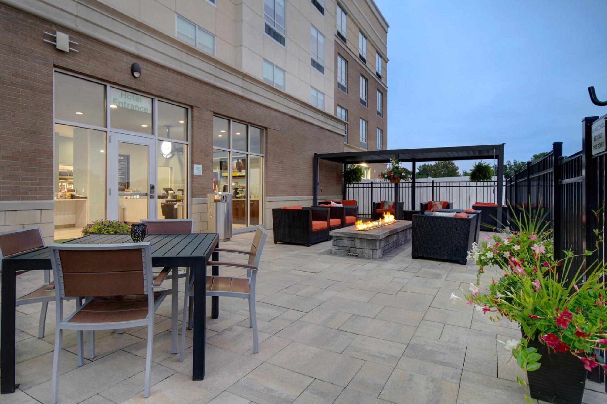 Holiday Inn Grand Rapids North - Walker By Ihg Exterior photo